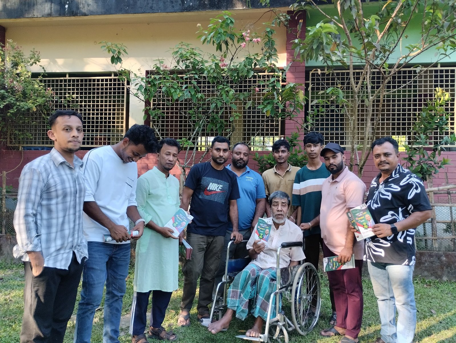 ফয়সল আহমদ চৌধুরীর পক্ষে লিফলেট বিতরণ