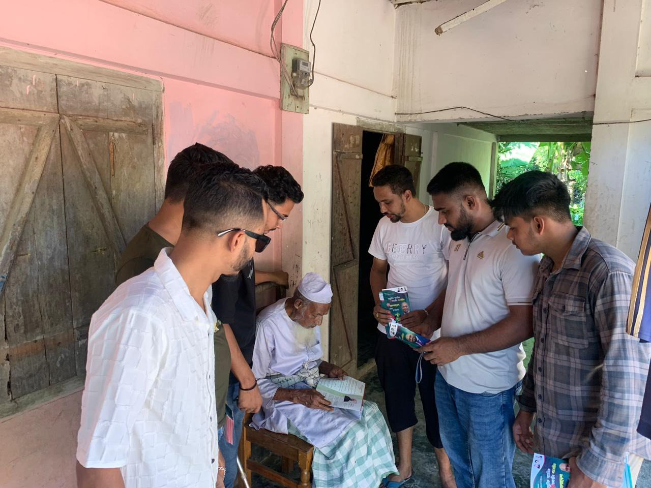 ৫নং বুধবারী বাজার ইউনিয়ন ছাত্রদলের পক্ষ থেকে  লিফলেট বিতরণ।